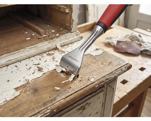 Houtschraper die verf verwijdert van een houten meubelstuk