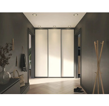 Lichte hal met grote schuifdeurkast, kapstok en houten vloer