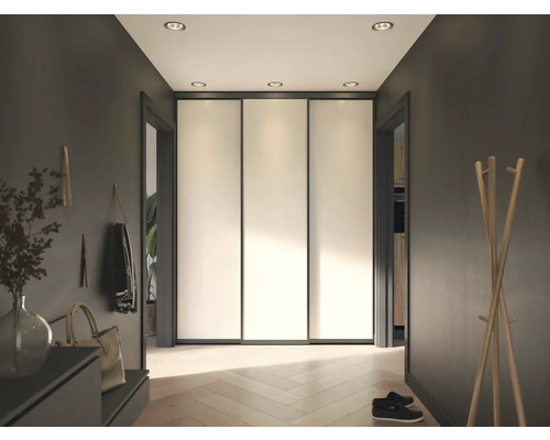 Lichte hal met grote schuifdeurkast, kapstok en houten vloer