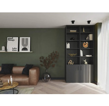 Woonkamer met leren bank, boekenkast en decoraties voor een stijlvolle sfeer