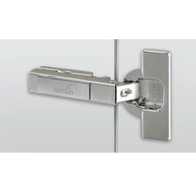 Hettich logo op een meubeldeur scharnierbevestiging