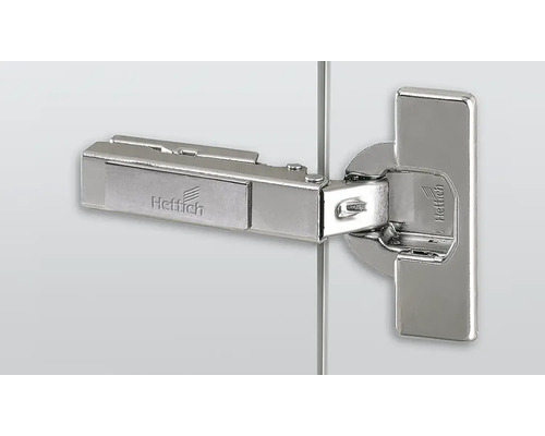 Hettich logo op een meubeldeur scharnierbevestiging