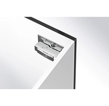 Detailopname van een douchecabinebeslag van metaal