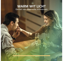 Koppel geniet van een romantisch diner bij warm wit licht
