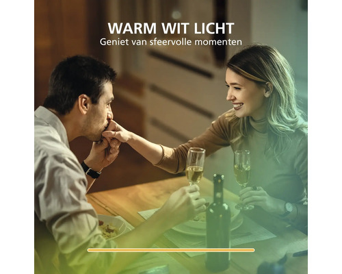 Koppel geniet van een romantisch diner bij warm wit licht