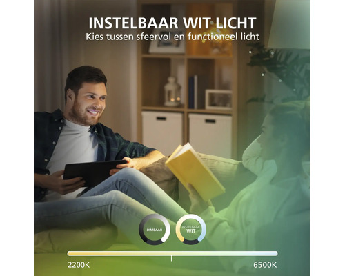 Man met tablet en vrouw met boek op een bank onder instelbaar licht