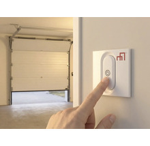 Hand bedient garagedeuropener aan de muur