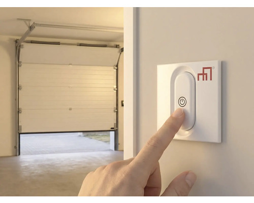 Hand bedient garagedeuropener aan de muur