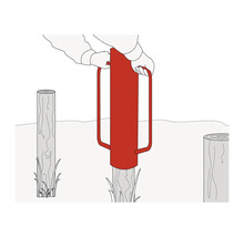 Illustratie van een paalhamer in gebruik om een houten paal in de grond te slaan.