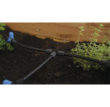 Irrigatiesysteem met druppelslang in de tuin voor plantenirrigatie