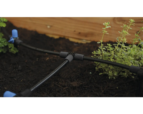 Irrigatiesysteem met druppelslang in de tuin voor plantenirrigatie