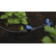 Irrigatiesysteem met druppelslang en afsluitklep in de tuin