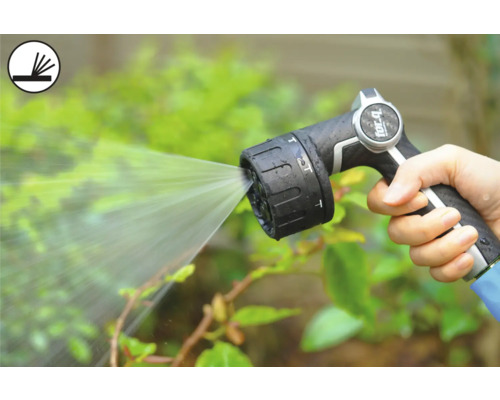 Persoon houdt een tuinspuit vast die water sproeit