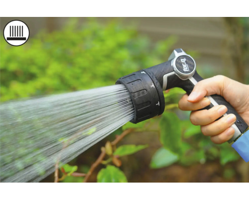 Hand houdt tuinspuit vast tijdens het besproeien