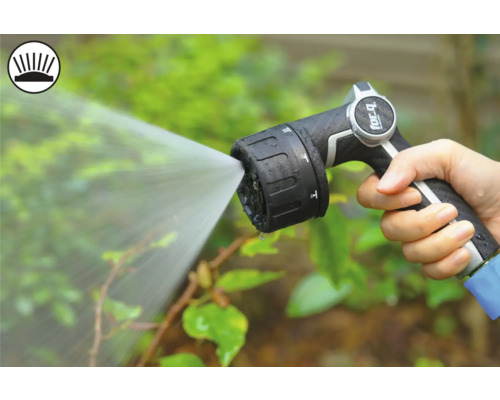 Een hand houdt een tuinspuit vast die water sproeit