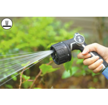 Tuinslang spuitpistool in gebruik voor het besproeien van planten