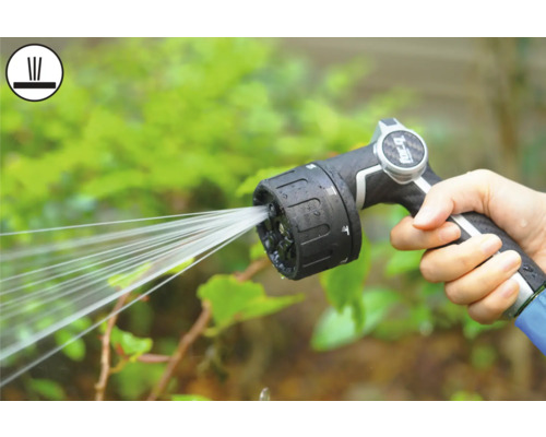 Tuinslang spuitpistool in gebruik voor het besproeien van planten