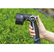 Een hand houdt een tuinspuit van for_q vast.