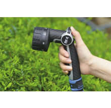 Tuinslang spuitpistool met verschillende straalsoorten in de hand