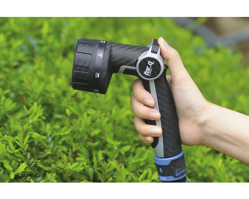 Tuinslang spuitpistool met verschillende straalsoorten in de hand