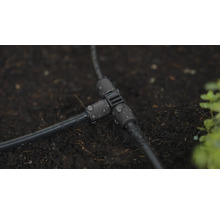 T-stuk voor irrigatiesysteem in de tuinbodem