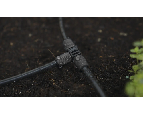 T-stuk voor irrigatiesysteem in de tuinbodem