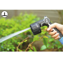 Hand houdt tuinslangspuitpistool vast met verstelbare sproeistanden.