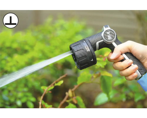 Hand houdt tuinslangspuitpistool vast met verstelbare sproeistanden.