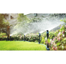 Irrigatiesysteem in de tuin met gazonsproeiers in werking