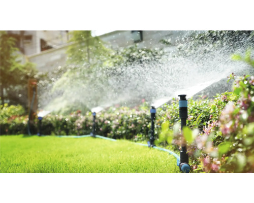 Irrigatiesysteem in de tuin met gazonsproeiers in werking