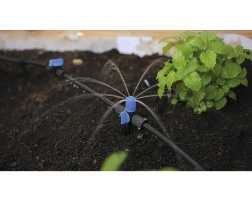 Irrigatiesysteem met sprinkler in een tuinbed