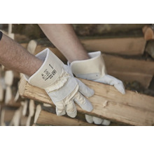 Een man met werkhandschoenen hanteert hout.