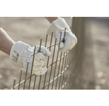 Persoon met werkhandschoenen die een wapening verbindt