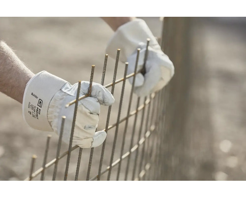 Persoon met werkhandschoenen die een wapening verbindt