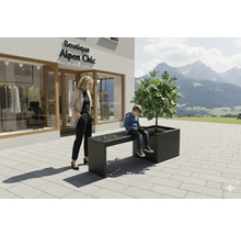 Bank met plantenbak voor een winkel met alpine-chique thema, een vrouw en een kind