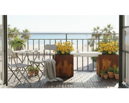 Balkonscène met tafel, stoelen, plantenbakken en uitzicht op zee voor een ontspannen sfeer