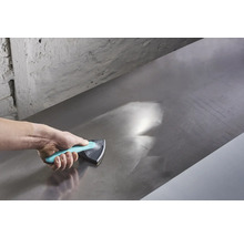 Hand gebruikt schuurblok om een metalen oppervlak glad te maken.