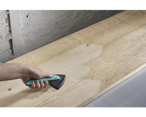 Hand schuurt houten plank met driehoekschuurmachine