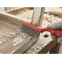 Draadborstel verwijdert verfresten van hout