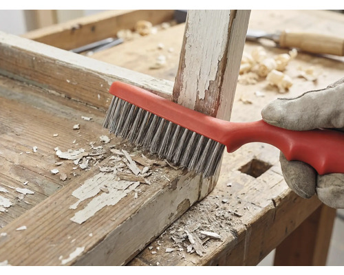 Draadborstel verwijdert verfresten van hout