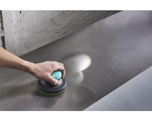 Reiniging van een metalen oppervlak met een reinigingspad