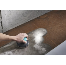 Handschuurmachine in gebruik op een metalen oppervlak