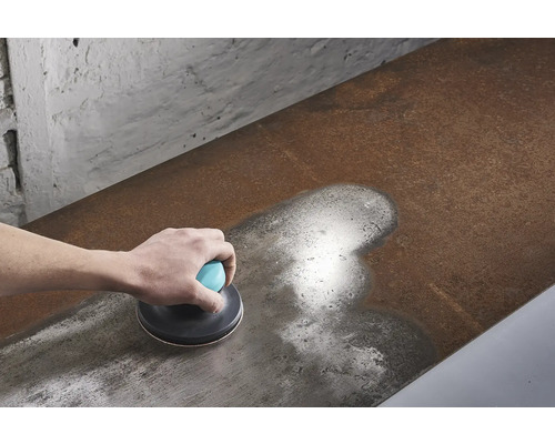 Handschuurmachine in gebruik op een metalen oppervlak