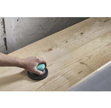 Handschuurmachine in gebruik op een houten plank