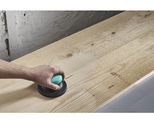 Handschuurmachine in gebruik op een houten plank