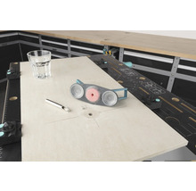 Werkbank met schuurwerktuig, glas en metalen pen voor houtbewerking