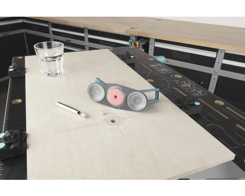 Werkbank met schuurwerktuig, glas en metalen pen voor houtbewerking