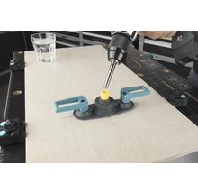 Diamantboor in gebruik met boorsjabloon op werkbank