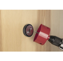 Gatzagen boren met boormachine een gat in hout