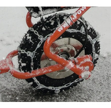 Wiel met sneeuwkettingen in de sneeuw